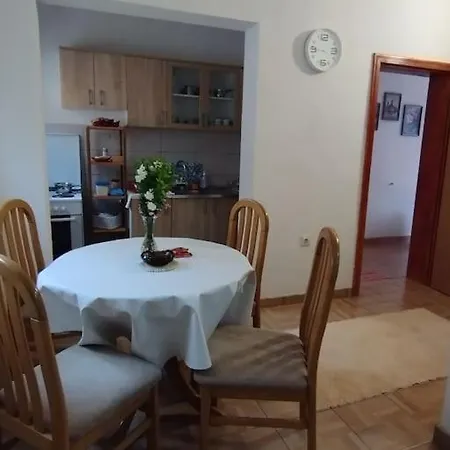 Repose Apt In Centre, With Free Private Parking And Patio Apartamento