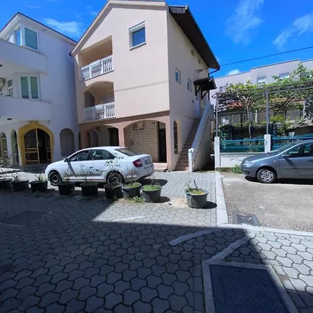 Repose Apt In Centre, With Free Private Parking And Patio Apartamento