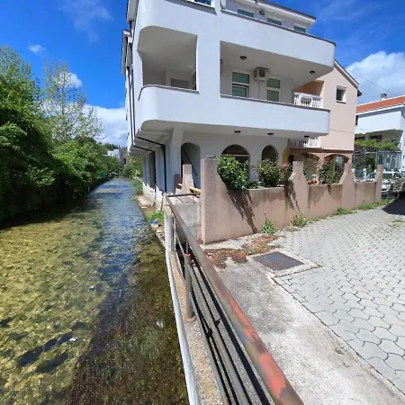 Repose Apt In Centre, With Free Private Parking And Patio Apartamento *